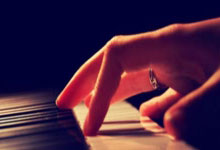 瓦力棋牌-五亿人见证！3万人的石头城，门将扑出德意志战车