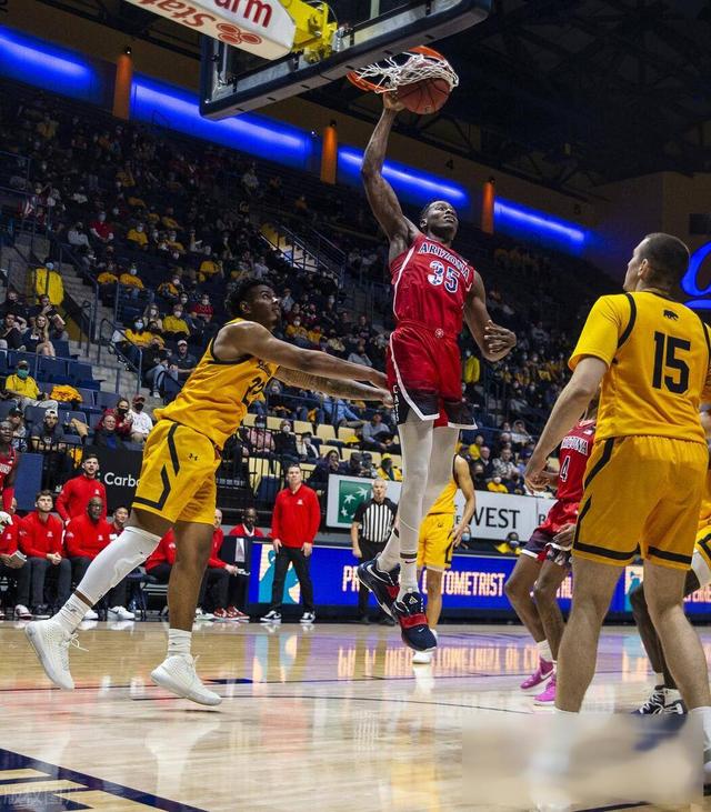 瓦力棋牌app-球员状态神勇，对抗局势紧张刺激