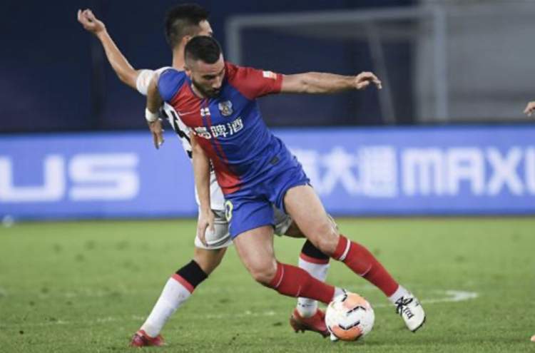 青岛黄海中场被罚下场，影响球队比赛节奏的简单介绍