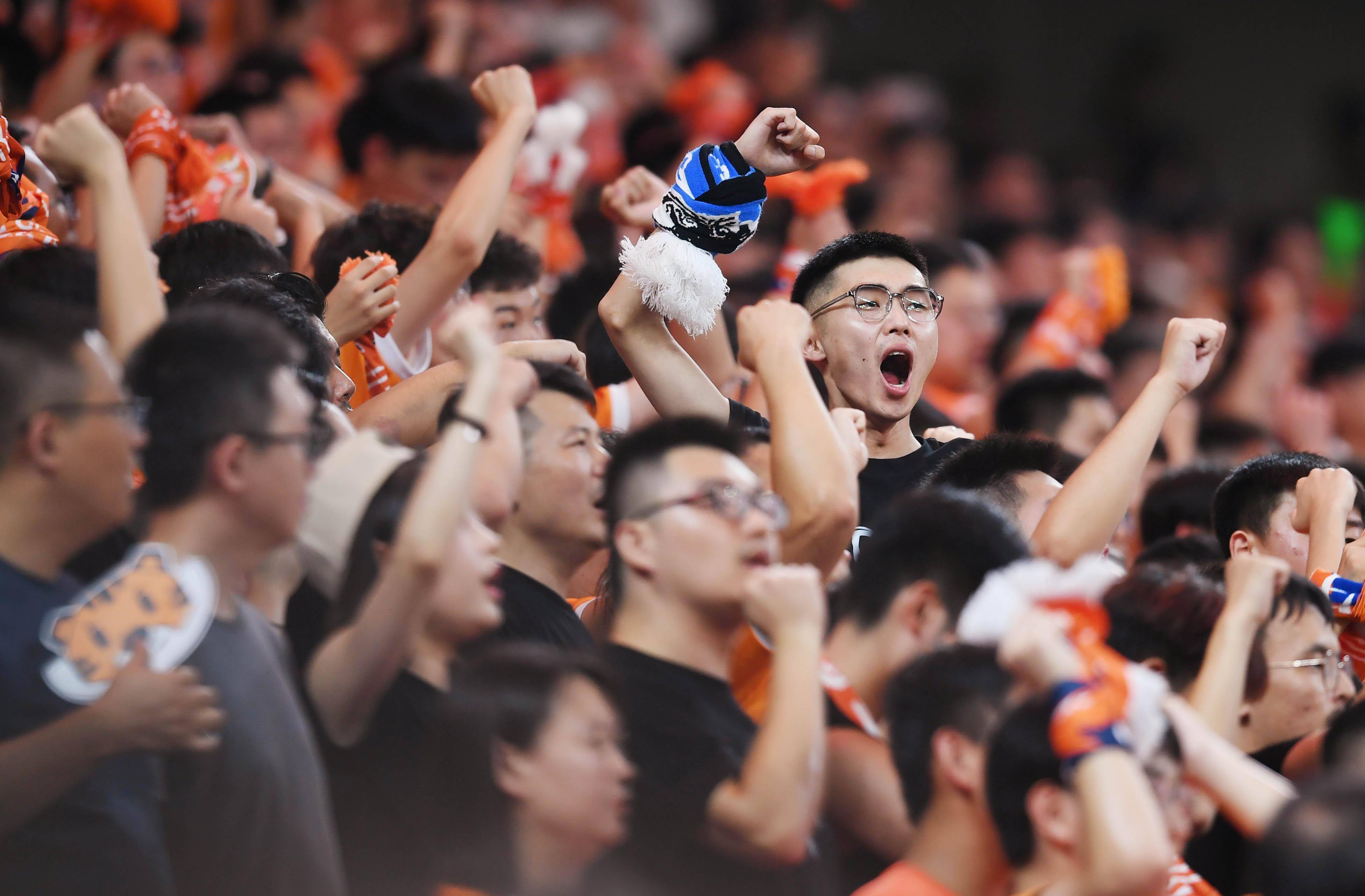 出色表现！球员们在场上尽展球技实力