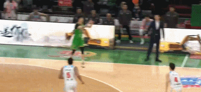 瓦力棋牌入口-篮球比赛再现悬念逆转，球迷欢呼不已的简单介绍