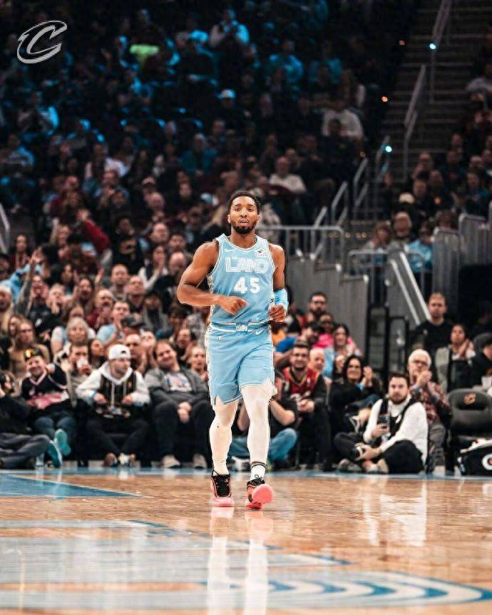 瓦力棋牌-包含米切尔再度亮相篮球舞台，台风队蝉联总冠军的词条