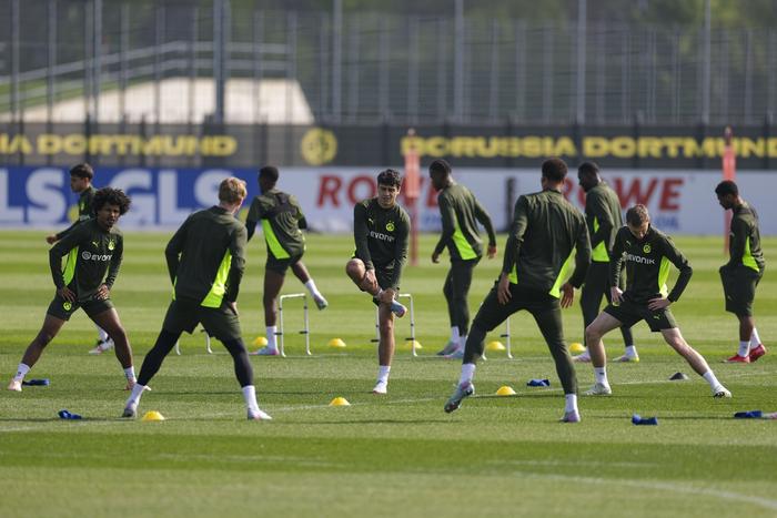 瓦力棋牌入口-多特蒙德球员集体训练，备战下一场比赛