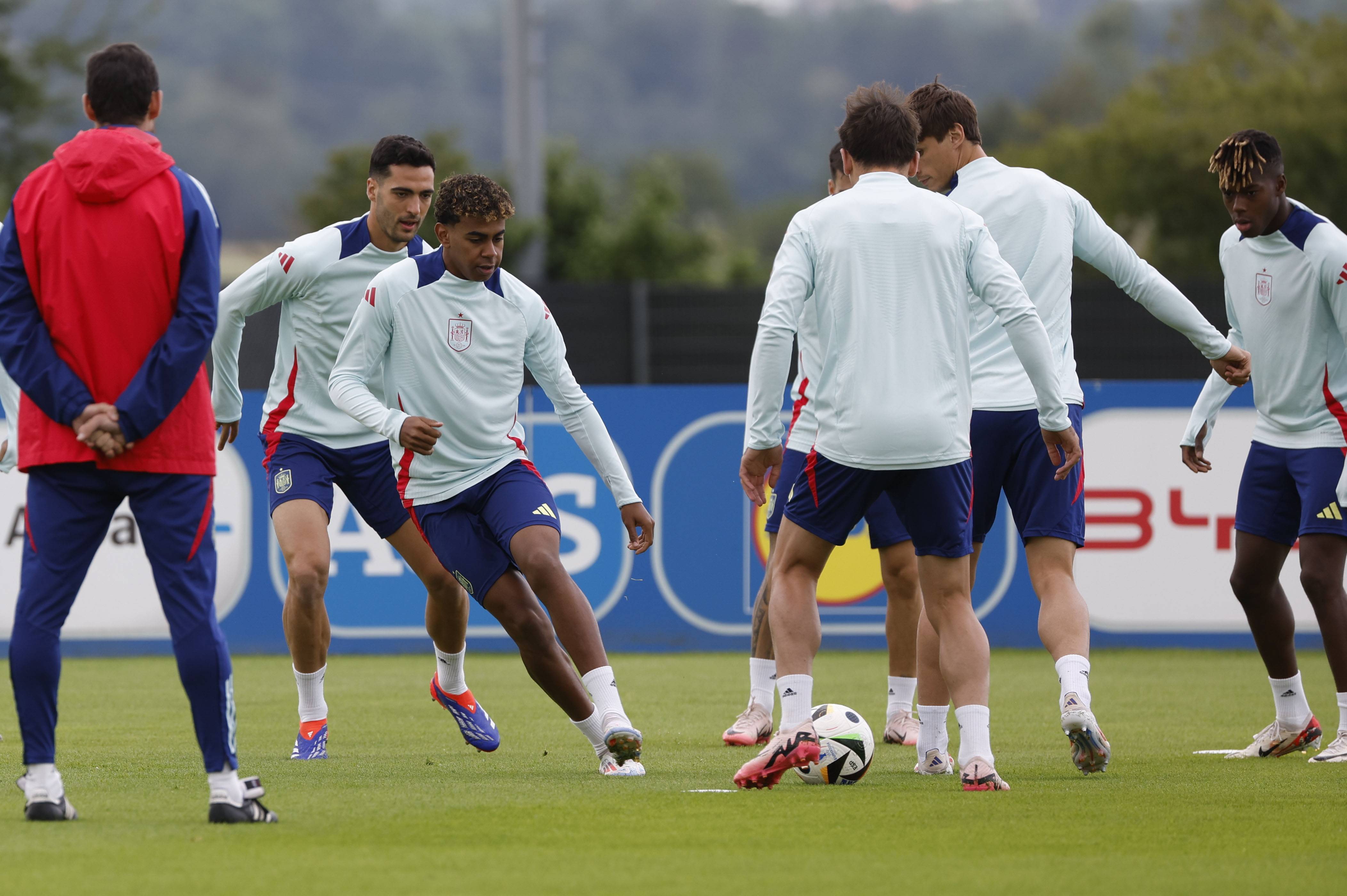 西班牙队面临困难，球员们尽力应对的简单介绍