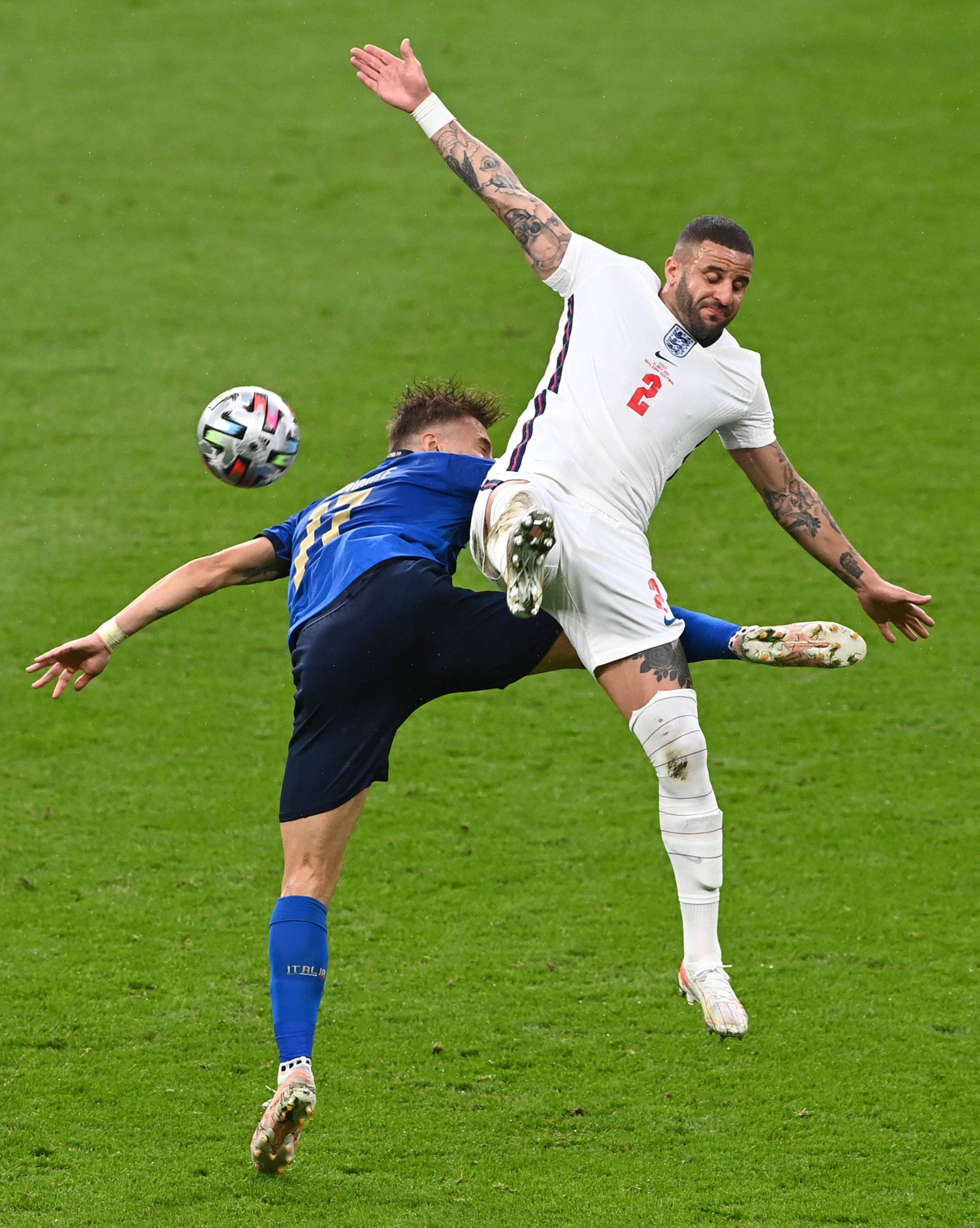 瓦力棋牌官网-足球比拼独特魅力，球场上演精彩对决的简单介绍