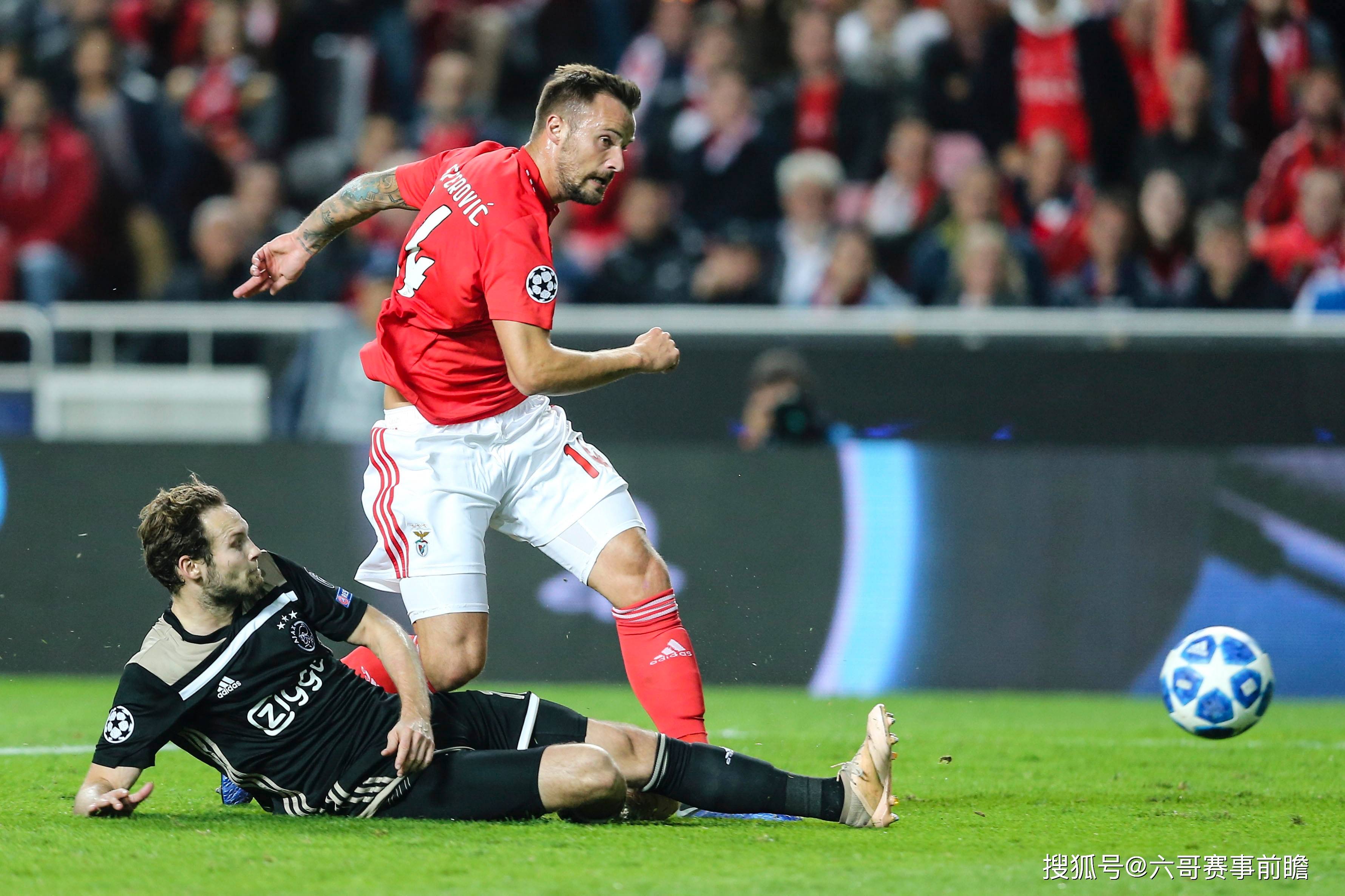 瓦力棋牌入口-包含精彩的比赛在欧洲球场上演，紧张的局势引人注目的词条