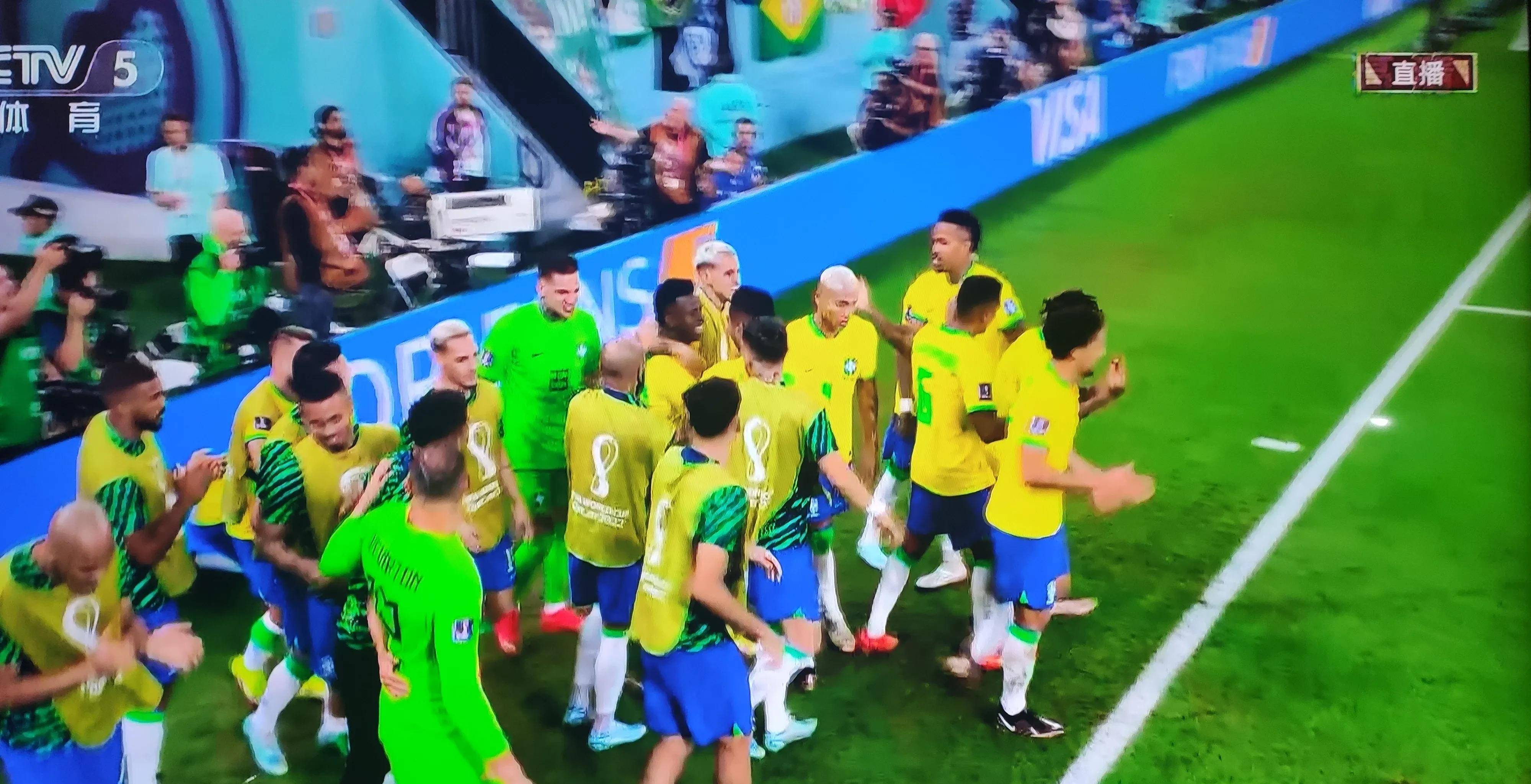 包含精彩的比赛在欧洲球场上演，紧张的局势引人注目的词条