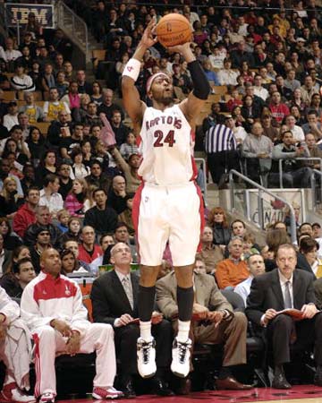 猛龙队坐镇主场，轻松战胜弱旅领先积分榜的简单介绍