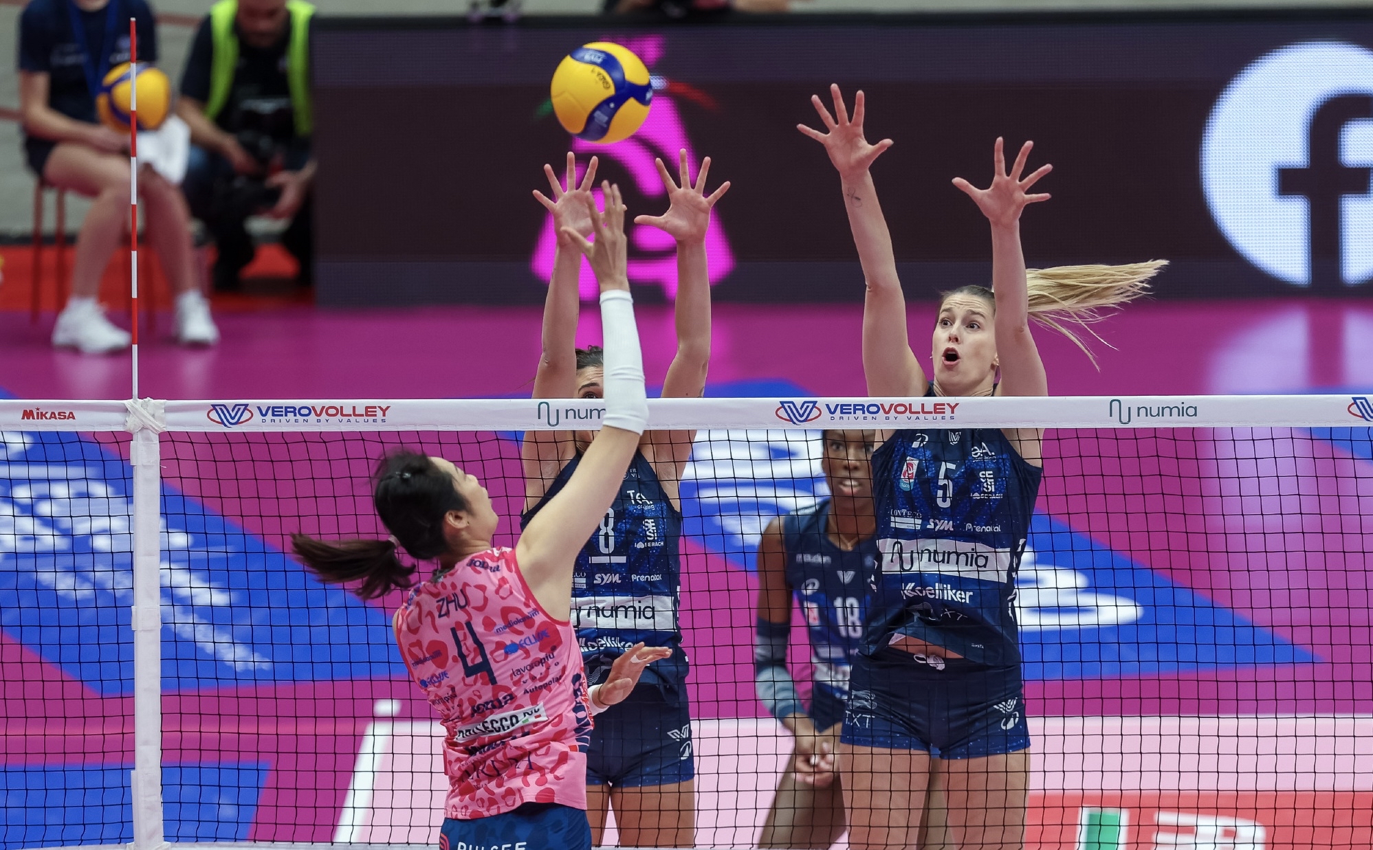 包含秘鲁女排队零封对手，稳坐榜首的词条