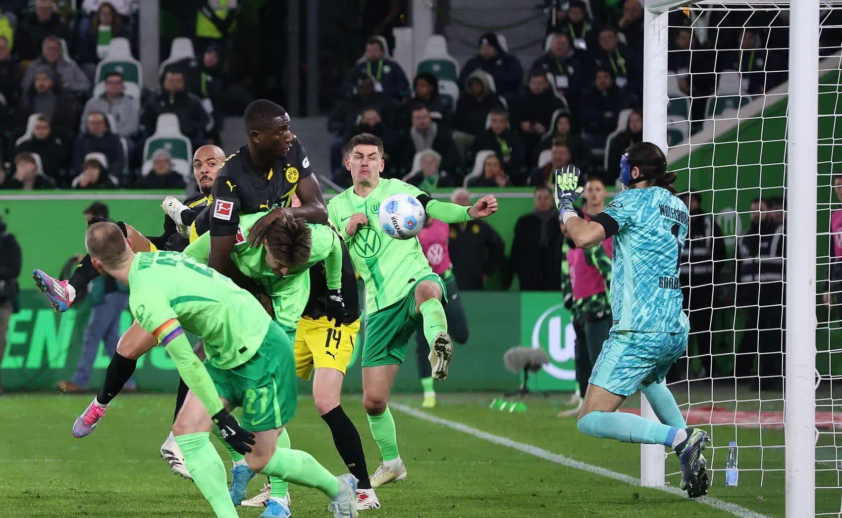 瓦力棋牌官网-包含同性别足球比赛中，两队激烈对抗的词条