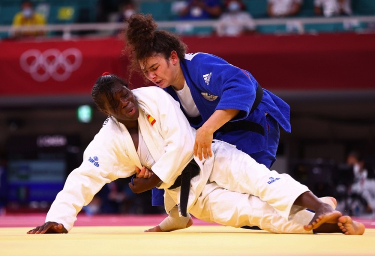 瓦力棋牌-日本选手击败对手，获得柔道比赛冠军