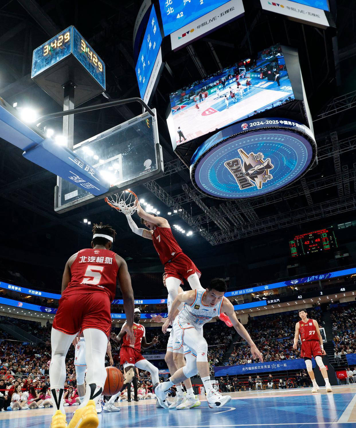 瓦力棋牌官网-包含球场上的争斗将掀起高潮，今年的对抗异常激烈的词条