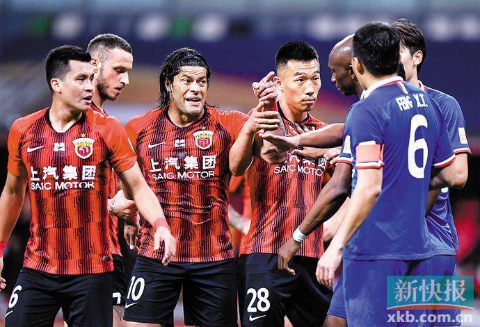 包含上港球队备战决胜，勒夺关键三分的词条