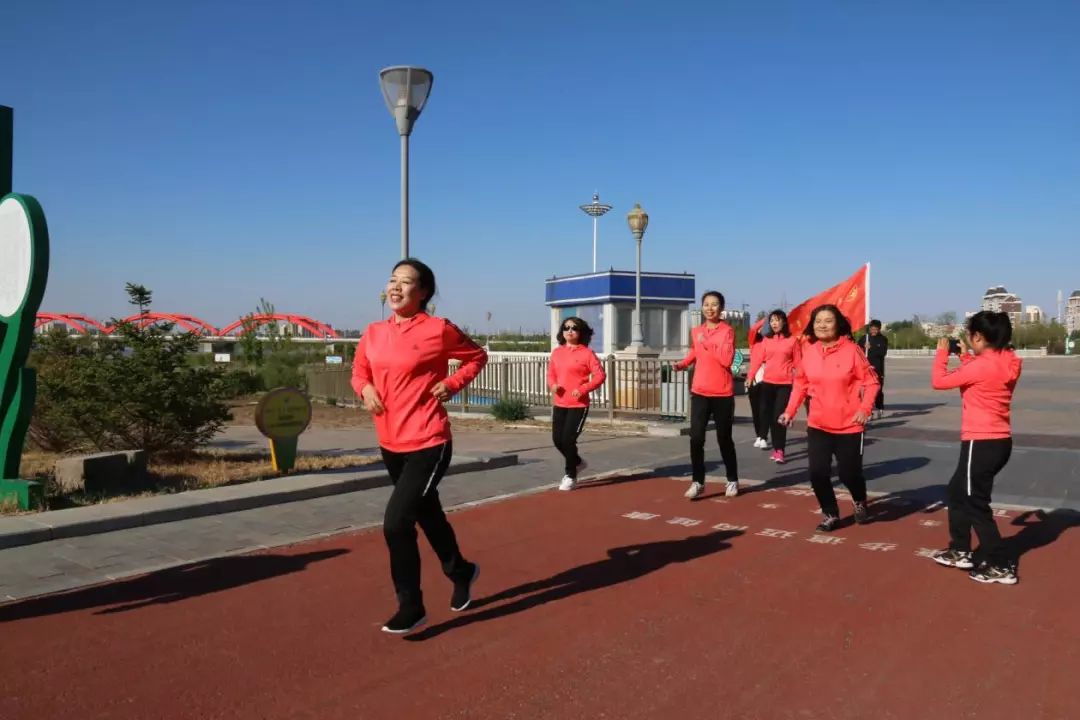 意气风发：女足比赛球员奋发向前的简单介绍