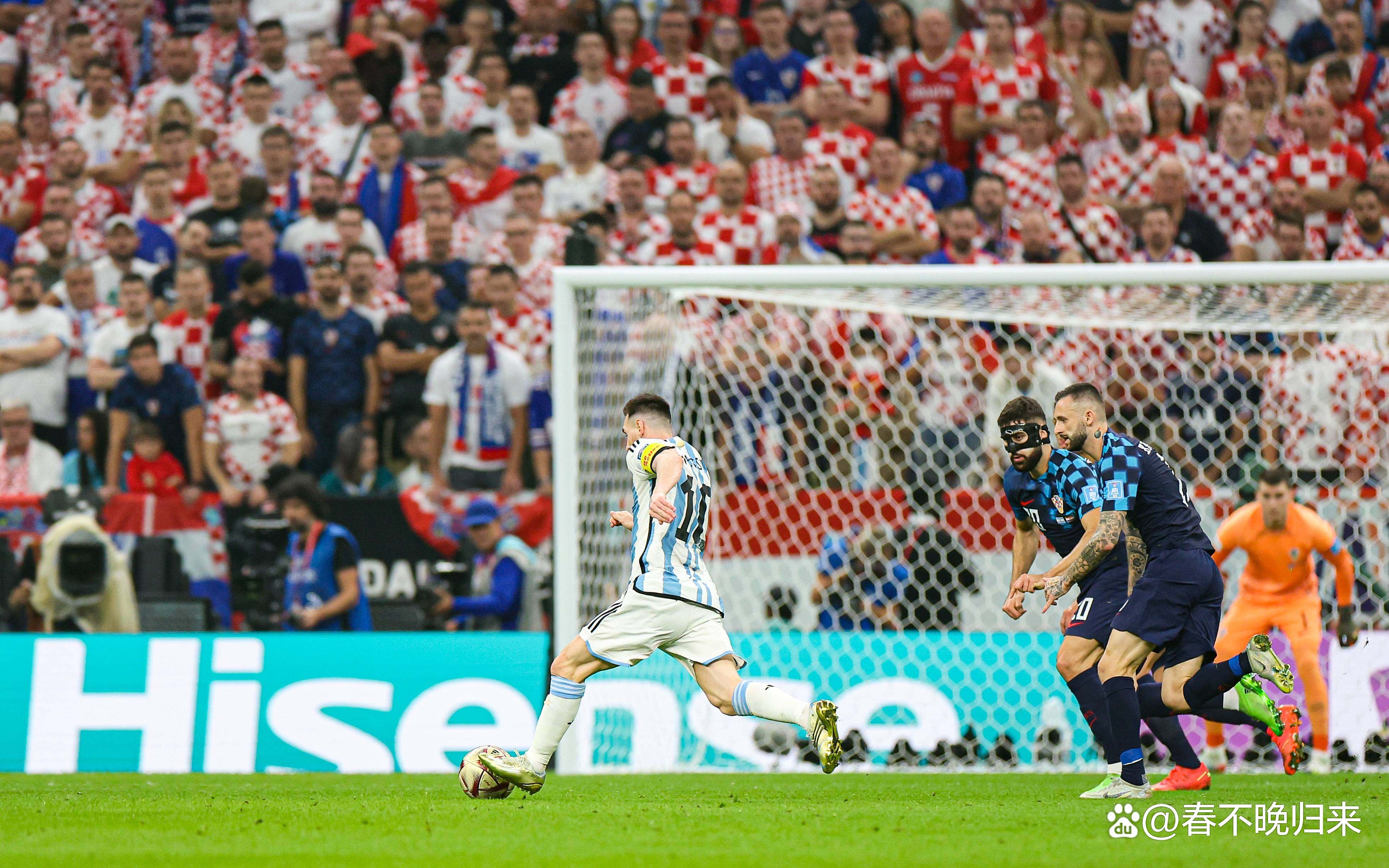 梅西在美洲杯决赛中攻入精彩进球，带领球队取胜