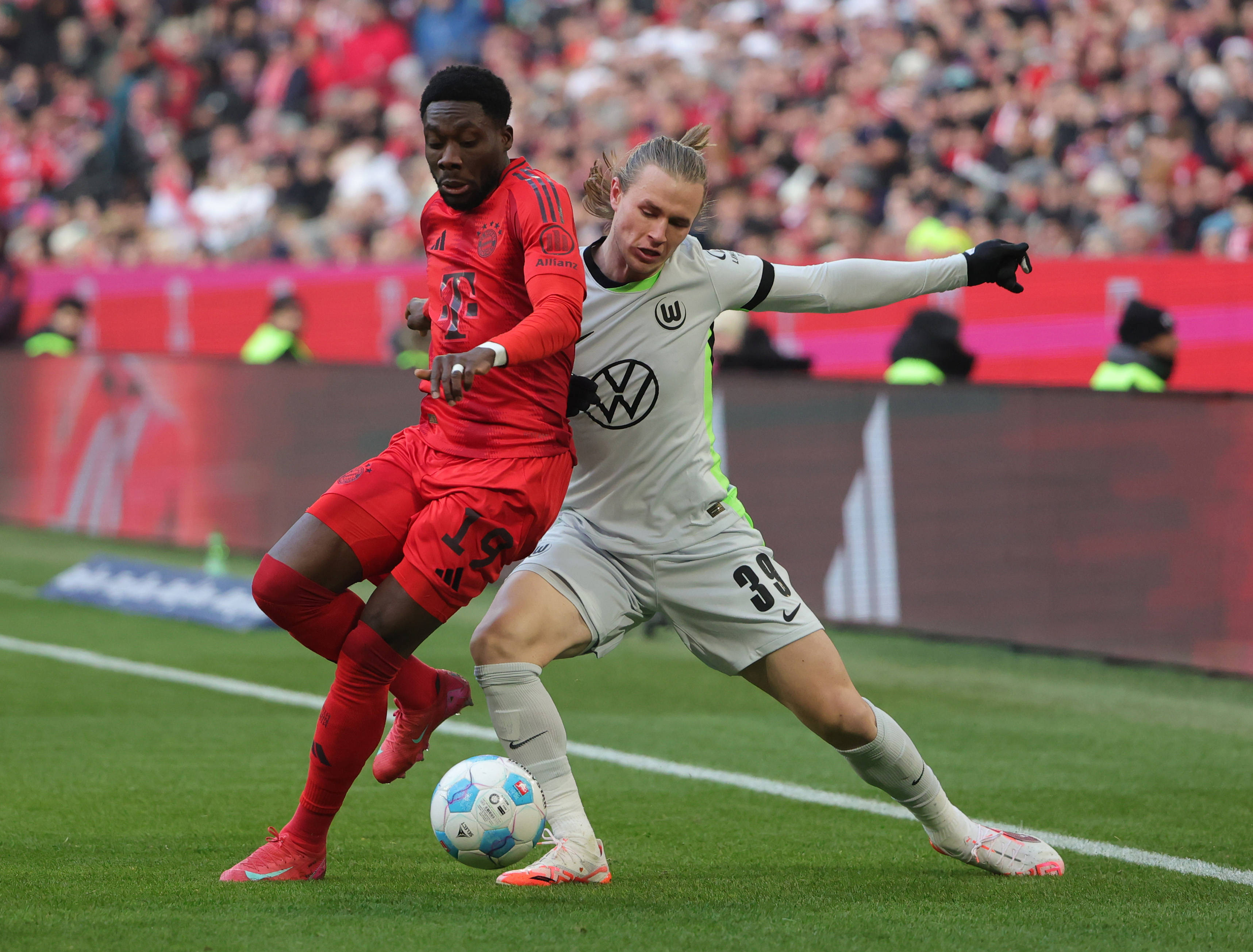 瓦力棋牌官网-沃尔夫斯堡客场大胜，稳坐德甲积分榜榜首的简单介绍