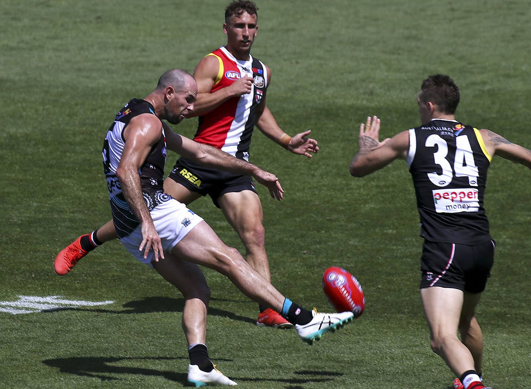 瓦力棋牌官网-格拉纳达主场大胜，赢得关键比赛并脱颖而出