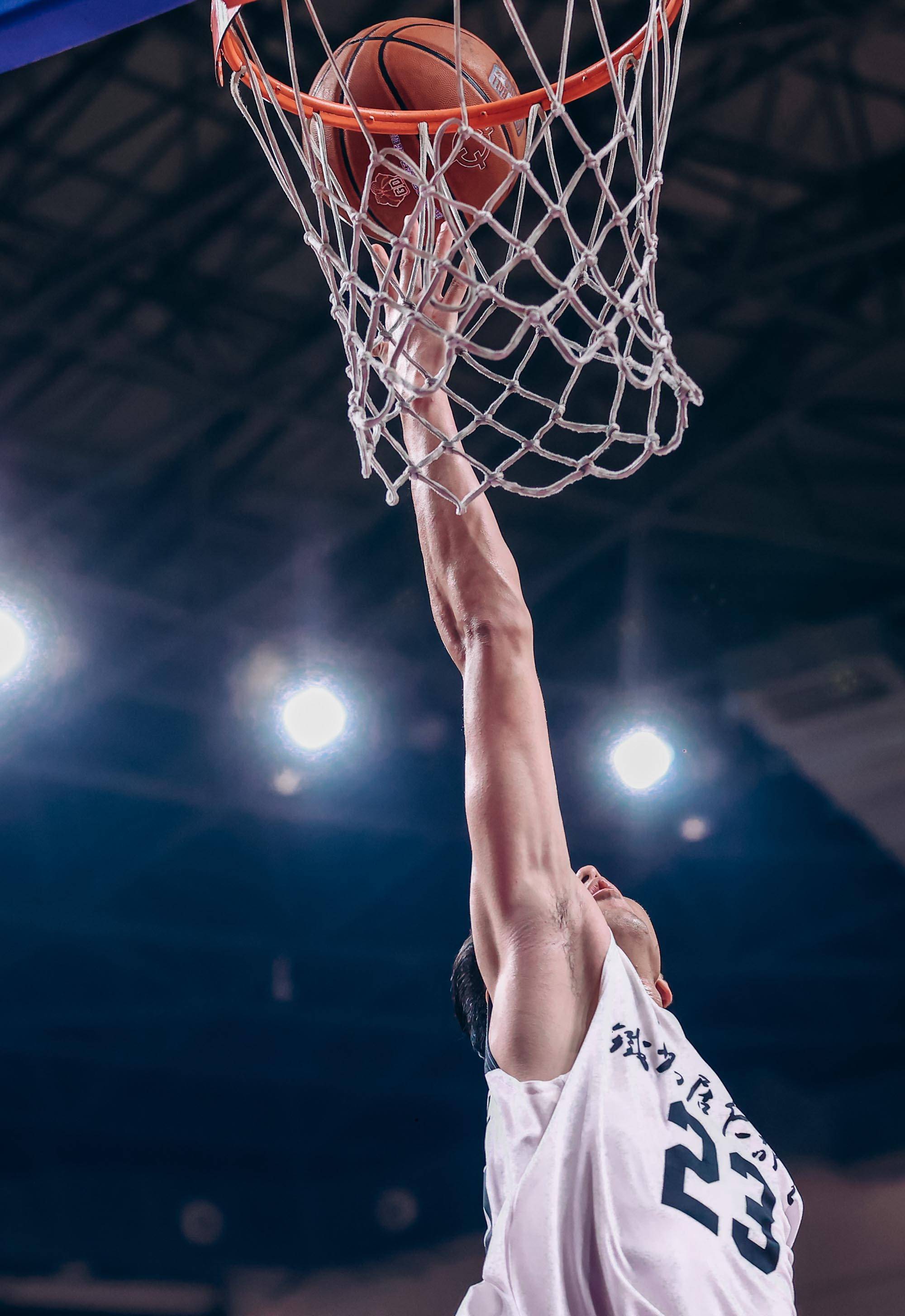 瓦力棋牌app-球队在篮球比赛中展现出强大实力