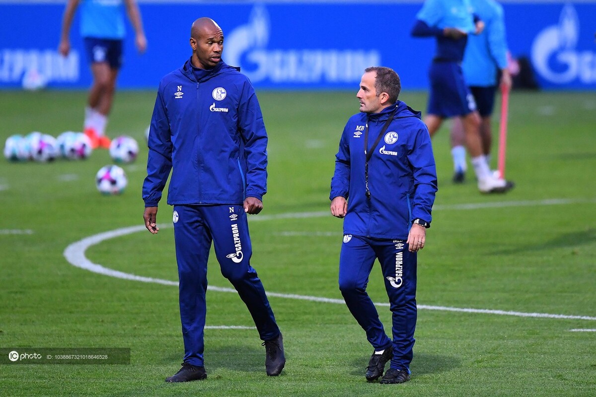 瓦力棋牌游戏-包含沙尔克球员合影曝光获球迷点赞的词条