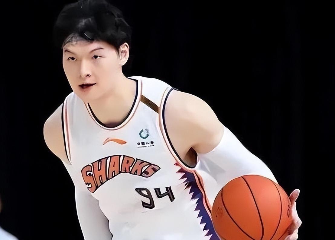 瓦力官网-河南建业球员表现出色，靠实力取得胜利