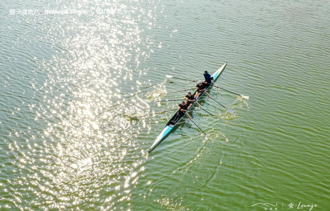 瓦力棋牌入口-赛艇运动员奋力划桨，破风前行