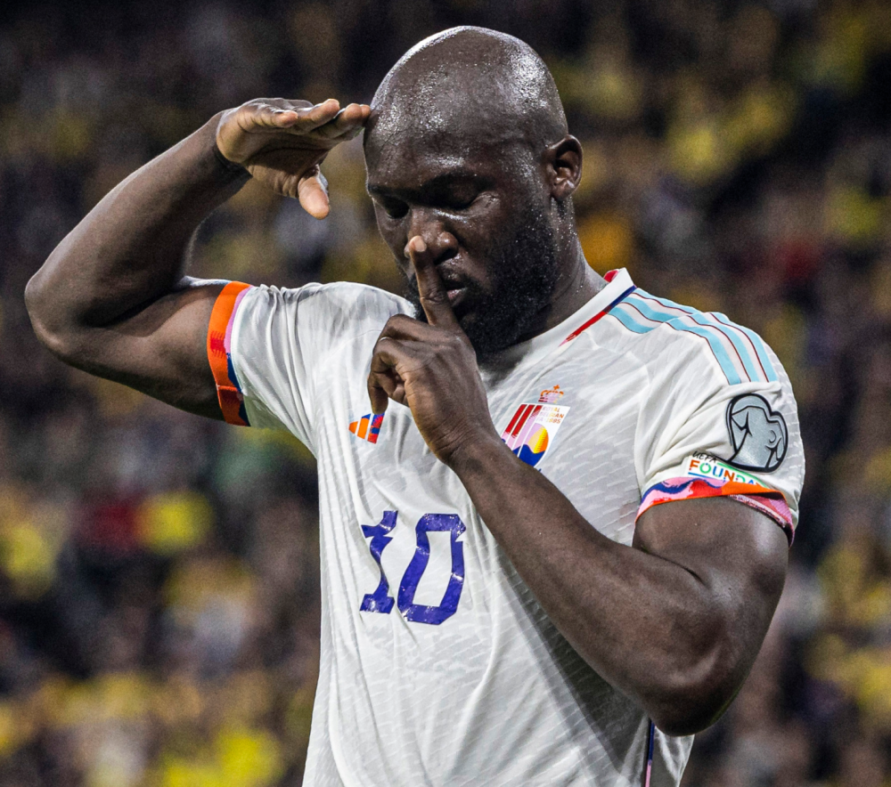 关于洛伦佐因扎吉上演帽子戏法，为那不勒斯赢球的信息