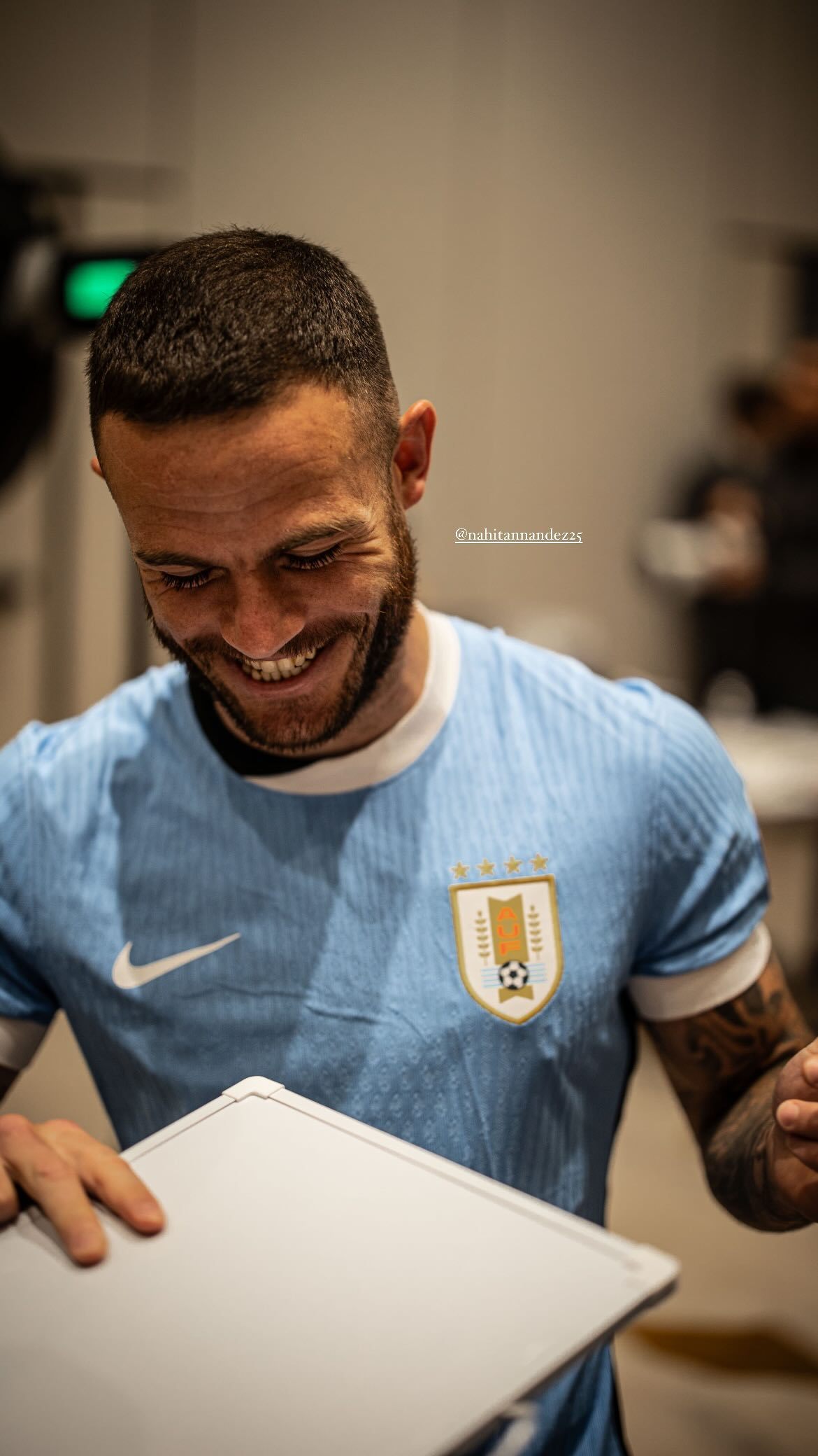 瓦力棋牌app-乌拉圭传奇球星宣布退役，球迷感动流泪