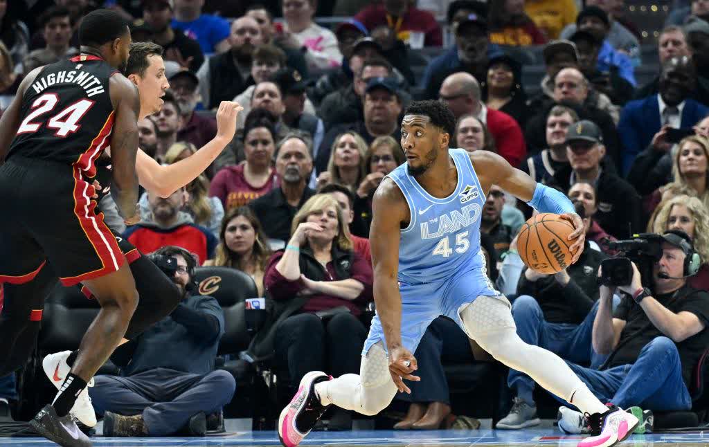 瓦力棋牌-迈阿密热火在客场展现强劲实力的简单介绍