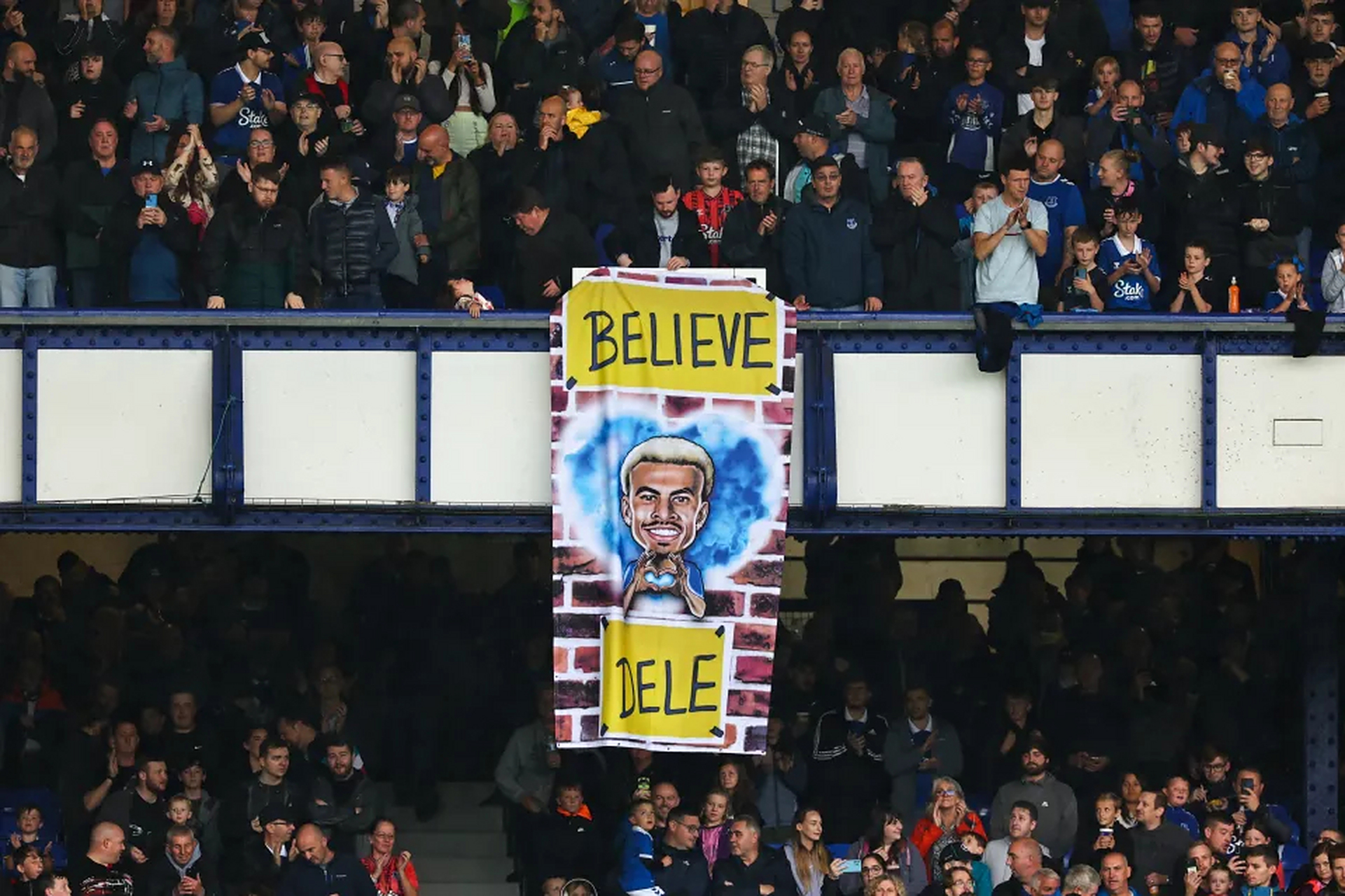 包含埃弗顿主场战平富勒姆，保持不败纪录的词条