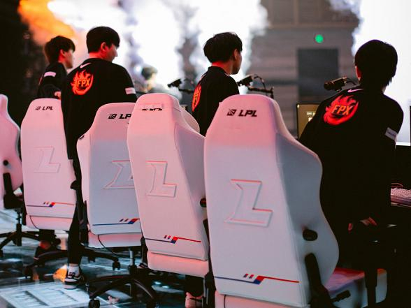 瓦力官网-关于FPX鏖战C9，CoreJJ拿下关键大龙峡谷大战八强赛，成为赛场最大亮点的信息