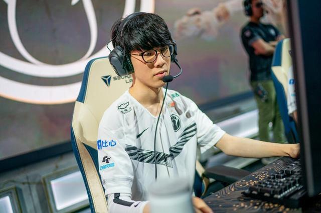 瓦力棋牌入口-DK血洗V5，Caps关键团战开团秒人焦点之战八强赛，引爆全场热议的简单介绍