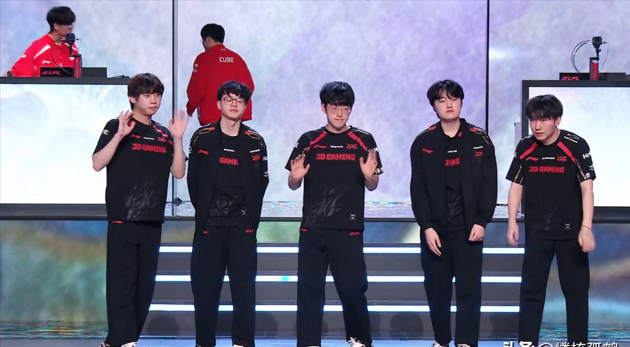 JDG轻取IG，Caps操刀奇招英雄翻盘强强对话成都决赛之夜，留下经典瞬间的简单介绍