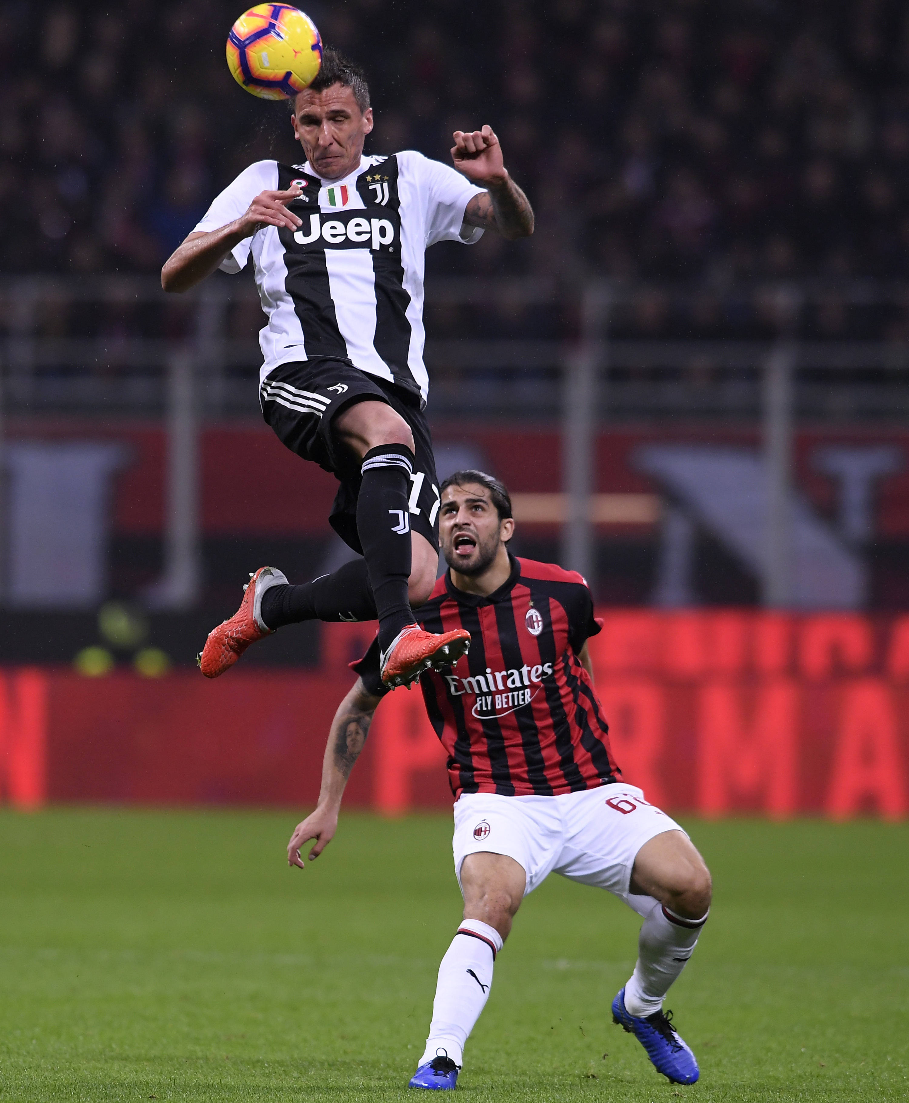 AC米兰客场告捷，稳步前进争取联赛冠军