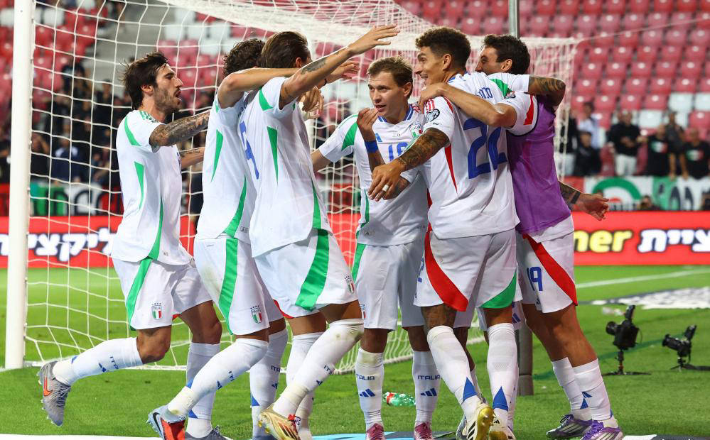 瓦力棋牌-国际足球盛会：豪强争霸场面激烈